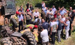 Köprüden düşen traktörün altında kalan sürücü iş makinesiyle kurtarıldı