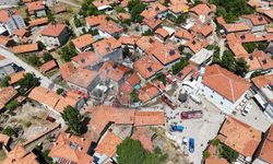 Kütahya'da yangın; 3 ev kısmen, 2 araç tamamen yandı