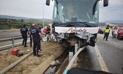 Lastiği patlayan otomobil, yolcu otobüsüne çarptı: 9 yaralı