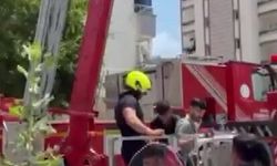 Mersin'de, 8'inci katta iskelede mahsur kalan 3 işçiyi itfaiye kurtardı