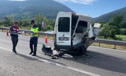 Minibüs ile hafif ticari araç çarpıştı: 5 yaralı