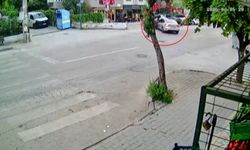 Motosiklet ile otomobilin çarpıştığı kaza kamerada; 2 yaralı