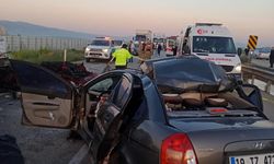 Otomobil, kiraz yüklü kamyonete çarptı: 3 ölü, 3 yaralı