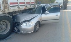 Otomobil, park halindeki TIR'a çarptı: 4 yaralı