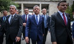 Özgür Özel, Meclis kapısında toplanan kalabalığa hitap etti