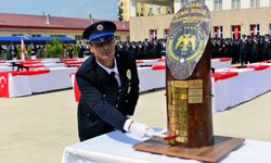 Polis adayı, mezuniyet töreninde kız arkadaşına evlilik teklifi etti