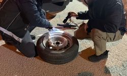Polisi görünce uyuşturucuyu otların arasına gizlediler