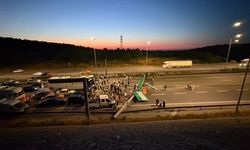 Sarıyer Kuzey Marmara Otoyolu'nda hafriyat kamyonunun çarptığı tabela devrildi; yol trafiğe kapatıldı -1
