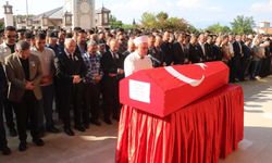 Şehit polis memurunun babaevine Türk bayrağı asıldı (3)