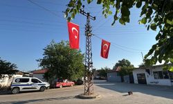 Şehit polis memurunun babaevine Türk bayrağı asıldı