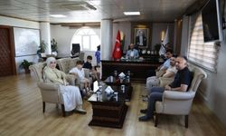 Sokaktaki çöpleri toplayıp kutuya atan minik Aras'a belediyeden hediye