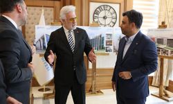 Tamer Karadağlı 'Alev Alatlı Şehir Kütüphanesi ve Tiyatro Binası'nı ziyaret etti