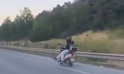 Ümraniye'de seyir halindeki motokuryenin tehlikeli yolculuğu kamerada