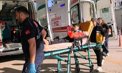 Ailesinin anahtarı unuttuğu çocuk, eve girmek için tırmandığı 2'nci kat balkonundan düşerek yaralandı
