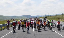 Ardahan'da Bisiklet Festivali'nde bin kişi pedal çevirdi