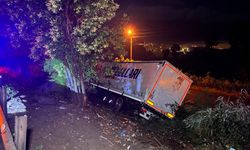 Arıza nedeniyle emniyet şeridinde duran otomobile TIR çarptı; 1 çocuk öldü, 3 yaralı