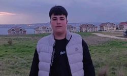 Beylikdüzü'nde motosikletle otomobil çarpan 2 çocuk ağır yaralandı; kaza anı kamerada