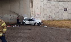 Bursa'da otomobil köprü altındaki beton duvara çarptı: 3 ölü 2 yaralı