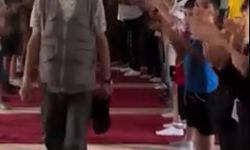 Camilerin 30 yıldır gönüllü temizliğini yapan Dursun Kaçan, alkışlarla umreye uğurlandı
