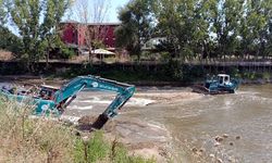 Debisi düşen Tunca Nehri'nde temizleme çalışması