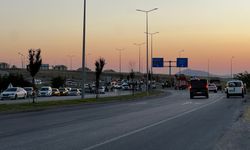 Düğün konvoyundaki otomobil bariyerlere çarptı: 1 ölü, 3 yaralı
