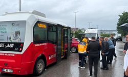 Düzce'de yolcu midibüsü ile otomobil çarpıştı: 5 yaralı