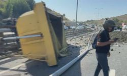 Eyüpsultan'da hafriyat kamyonu devrildi: 2 yaralı -1