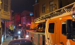 Fatih'te çatıda çıkan yangına müdahale eden itfaiye eri yaralandı