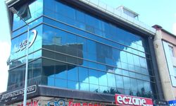 Gaziosmanpaşa'da ecza deposuna silahlı saldırı: Şüpheli kaçarken İETT otobüsüne çarptı