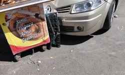 Hastane önünde el frenini çekilmeden park edilen otomobil yayalara çarptı