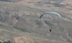 Kayalıklara düşen yamaç paraşütü pilotu öldü