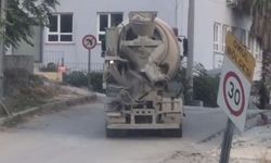 Mikserin yola beton dökmesi kamerada