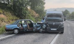 Minibüs ile otomobilin çarpıştığı kazada 2 kişi yaralandı