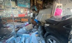 Minibüs, park halindeki 5 araca çarpıp çay ocağına daldı