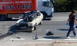 Motosiklet, çarpıştığı otomobilin üzerine düştü; 3 yaralı