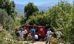 Otomobil, bağ evine daldı; sürücü öldü, nişanlısı yaralandı