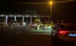 Otomobil, otoyol gişelerinin beton bariyerine çarptı: 1 ölü
