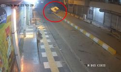 Refüje çarparak takla atan otomobilin sürücüsü yaralandı; kaza kamerada