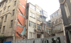 Şişli'de binanın duvarı çöktü; mahalleli deprem oldu zannetti