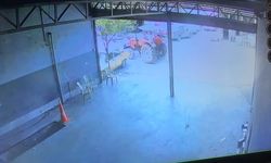 Tamirhanede el freni çekilmeyen traktör yola çıktı; o anlar kamerada