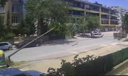 Vincin bomu telefon teline takıldı, devrilen direk minibüsün üzerine düştü