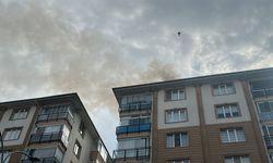 Yıldırım düşen apartmanın çatısında yangın çıktı