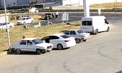 Yolunu kesip darbettikleri kişinin ruhsatlı tabancasını alıp kaçtılar