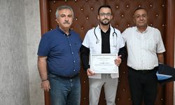 Zabıtaydı, tıp fakültesinden mezun olup Şemdinli'ye doktor olarak atandı