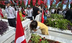 Şehit Dayısının Fotoğrafını Öptü