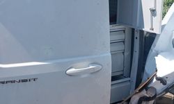 Arızalanan minibüs ve çekiciye çarpan otomobilin sürücüsü uzman onbaşı öldü