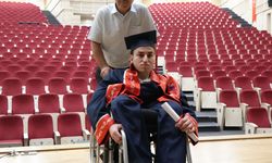 Babasının her gün okula götürüp getirdiği fiziksel engelli Abdullah, mezun oldu