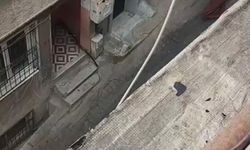 Beyoğlu'nda eniştesinin dükkanında fön çektirdi; para vermek istemeyince taş ve sopalarla evini bastılar
