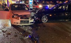 Bursa'da iki otomobil çarpıştı: 2 yaralı