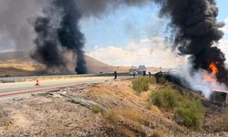 Devrilen madeni yağ yüklü TIR alev aldı; sürücüsü öldü